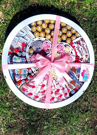 Бокс с конфетами ferrero и raffaello и kinder