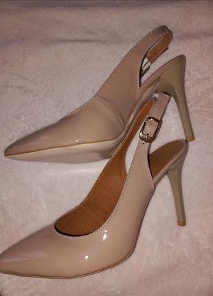 Босоножки на каблуке