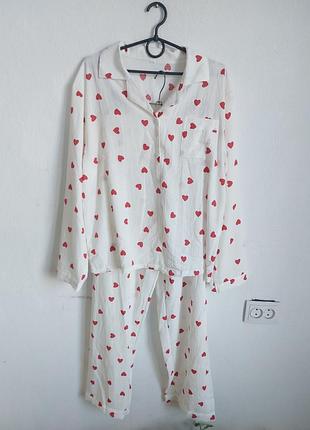 Красивая новая пижама в сердечки