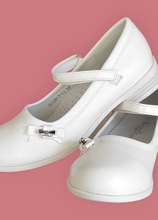 Детские белые матовые туфли для девочки на каблуке классические