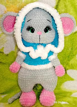 Мишеня з плюшевої пряжі зв'язане гачком.