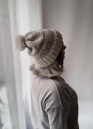 Жіноча шапка в скандинавському стилі