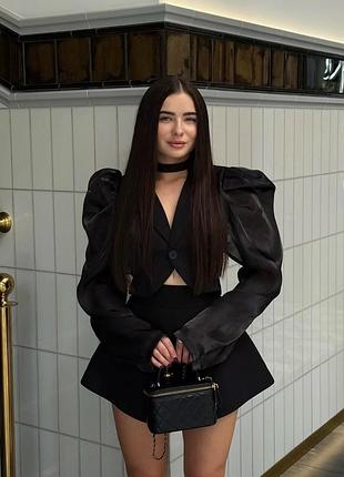 Чорний стильний укорочений піджак з пишними блискучими рукавами