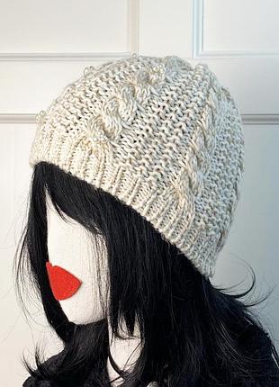Женская меланжевая шапка бини с люрексом узор косы с бусинами бисером