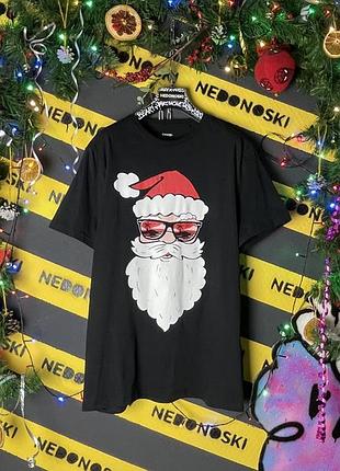 Новорічна різдвяна футболка з принтом санта в окулярах на відпочинку