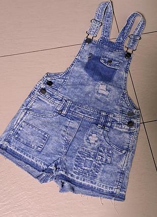 Джинсовый комбинезон-шорты с потертостями для девочки 8 лет