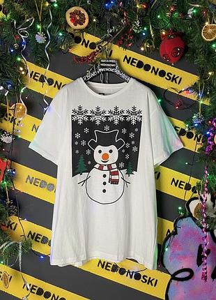 Новорічна різдвяна футболка з принтом сніговик,сніжинки