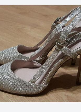Серебряные босоножки