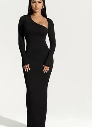 Платье макси с асимметричным вырезом, размер м
