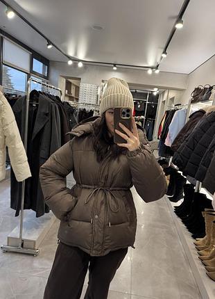 Теплий пуховик в поясі на шнурку