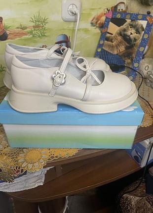 Взуття для дівчинки