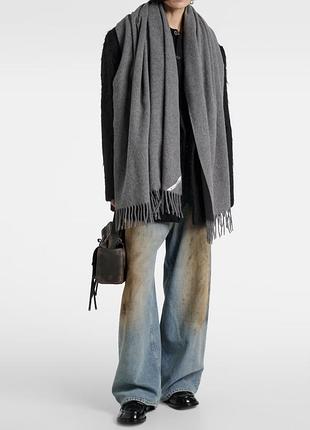 Шарф преміального бренду, модель unisex, великого розміру.