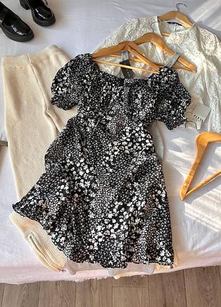 Новое черное белое платье в цветы