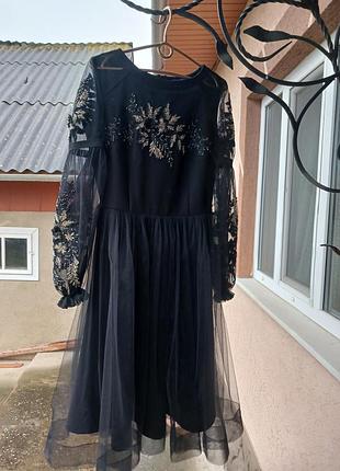 Платье с вышивкой