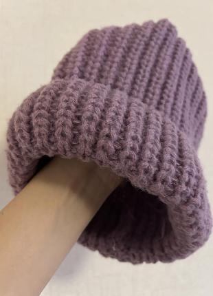 Вʼязана шапка на дівчину бузкового кольору