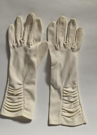 Вінтажні подовжені жіночі рукавички з нейлону кольору слонової кістки.