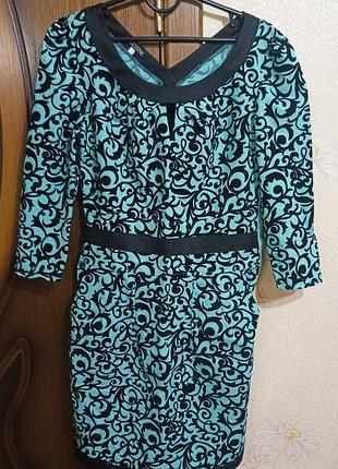 Мятно-черного цвета платье.