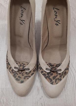 Женские кожаные туфли светлого цвета