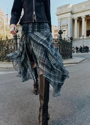 Асимметричная юбка средней длины в клетку