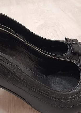 Жіночі шкіряні туфлі чорного кольору 39 розмір