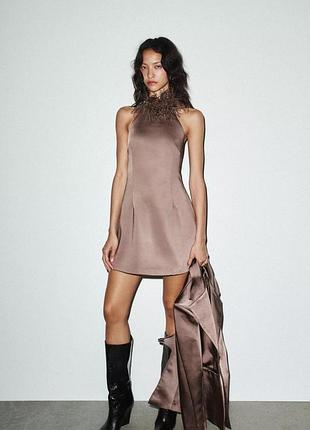 Платье холтер с перьями