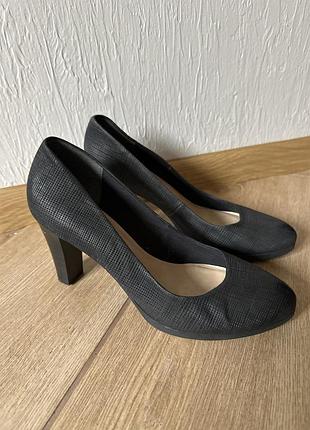 Шкіряні туфлі на каблуку від roberto santi 39