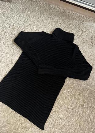 Теплый черный гольф свитер в рубчик