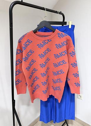 Светр з написом