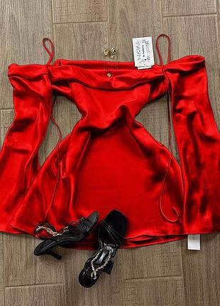 Червона шовкова сукня