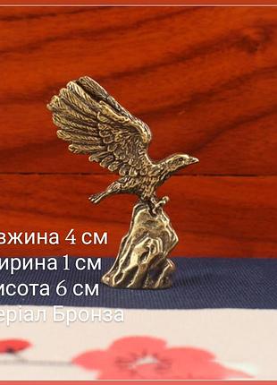 Бронзовая статуэтка орел гордо парящий в небесах, одно из самых лучших изображений для сектора славы