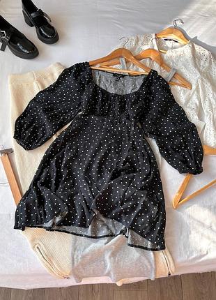 Черное платье в горох