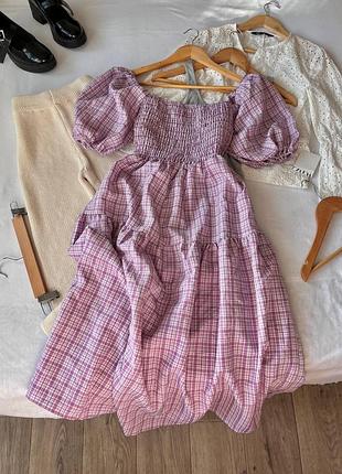 Свет фиолетовое платье в клетку на плече