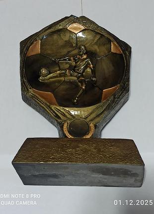 Футбольный кубок-статуэтка.