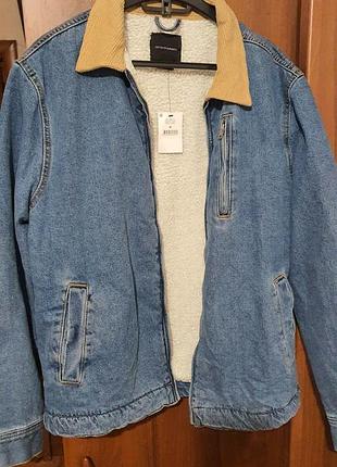 Джинсовая куртка с вельветовым воротником от бренда cotton on.