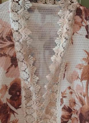 Восхитительная блузка накидка с кружевом , принт тюльпаны фиалки.2 фото