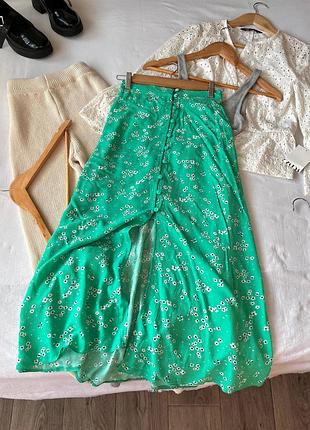 Нежно зеленая юбка-миди в цветы