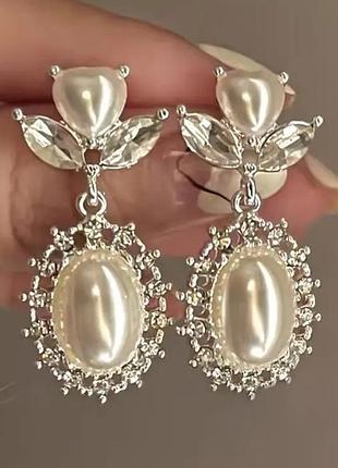 Серьги белые с жемчужинами и розой