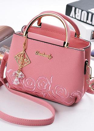 Женская мини сумочка с цветами вышивкой, маленькая сумкас цветочками и брелком розовый ptr