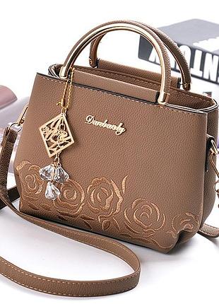 Женская мини сумочка с цветами вышивкой, маленькая сумкас цветочками и брелком коричневый ptr