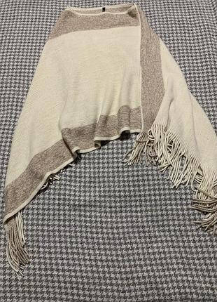 В'язане асиметричне пончо з бахромою. із суміші вовни