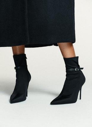 Черевики на підборах з пряжкою