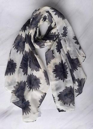 Шарф-палантин женский в серые цветы весна-осень 182х94 см молочный