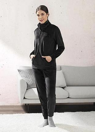 Красивый велюровый черный костюм esmara