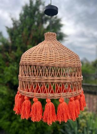 Плетена люстра з жовтогарячою бахрами