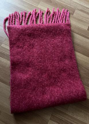 Стильний обʼємний шарф у рожевому кольорі