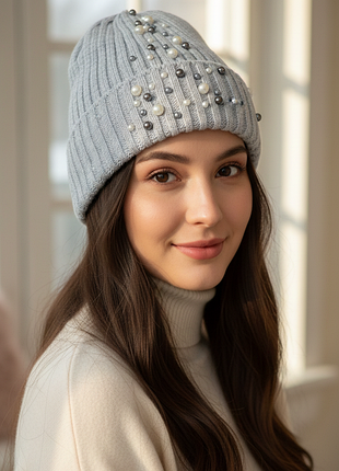 Серая женская зимняя шапка декорирована бусинами
