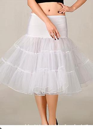 Женский подюбник белого цвета.