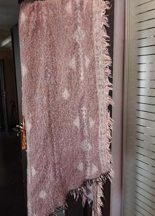 Широкий жіночий шарф