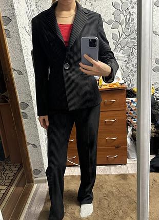 Костюм діловий в смужку