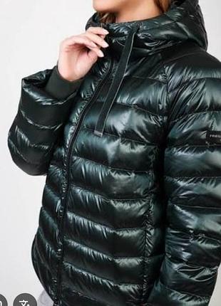 Очень шикарный пуховик, с капюшоном и карманами наполнитель пух.